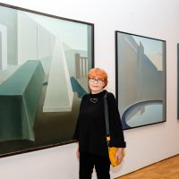 Kunstnik ja sisearhitekt Mari Kurismaa näituse „Mari Kurismaa. Videviku geomeetria“ pidulikul avamisel Kumu kunstimuuseumis. Foto: Karolin Köster